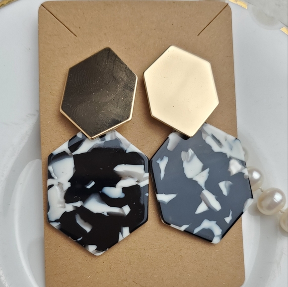 🌟5/$25 Black & white Marble Gold Earrings - Picture 1 of 3